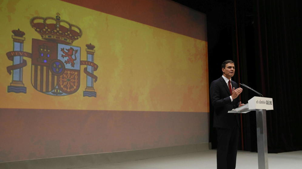 El Gobierno del sí-sí y la bandera española de Carrillo y de Sánchez